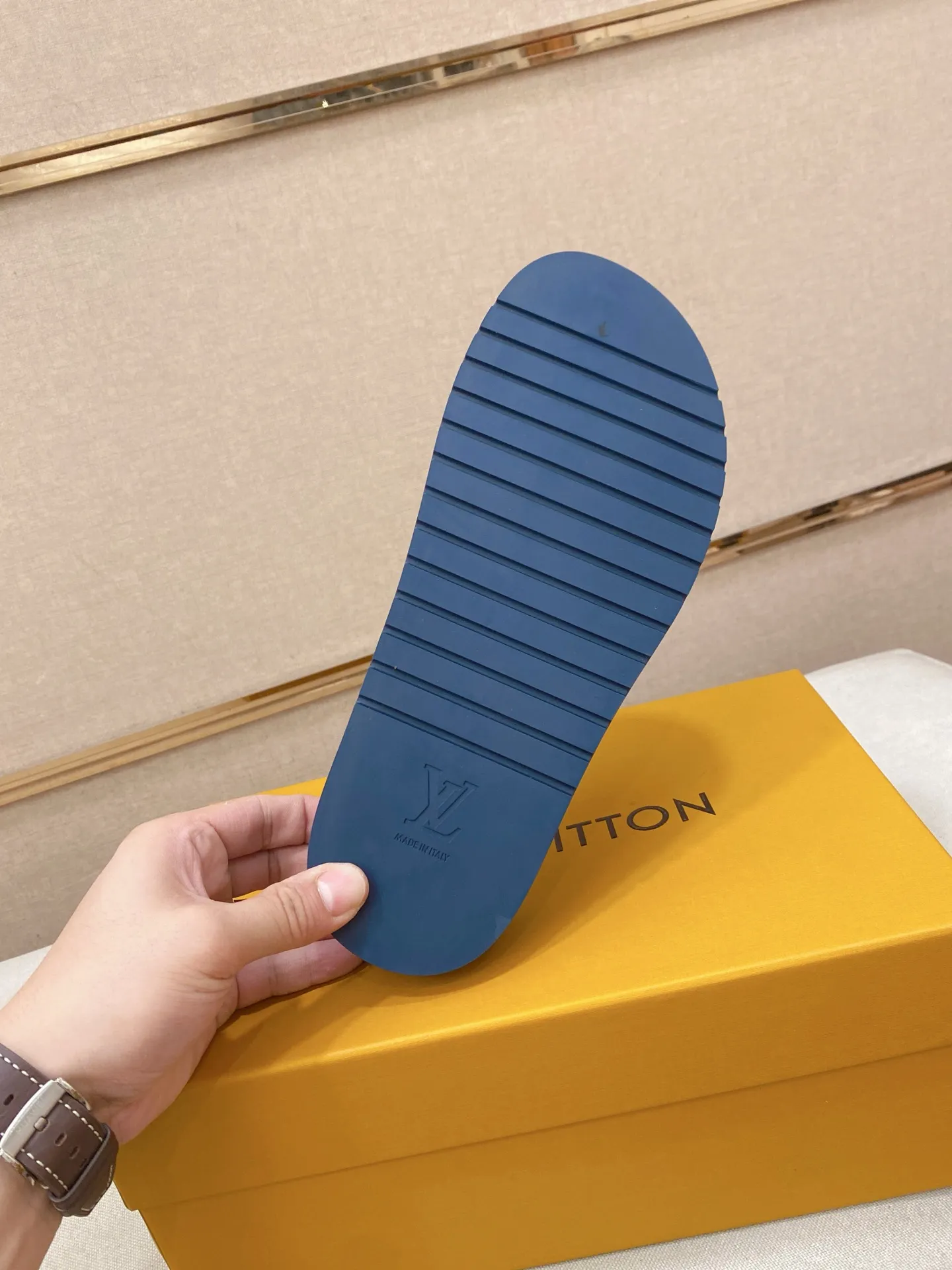 Men's shoes💰: 320💰Made by LV🔍Top purchasing agent, men's spring and summer slippers are available at the same counter. The uppers are made of cowhide imported from Italy, with logo graphics and high-quality craftsmanship. Soles: original soles specially provided by the original factory. Exclusive molded soles are super comfortable. Original goods with single order, 🔍🔍high quality, you can enter and exit the counter at will. Welcome to compare, code number 38-44.
